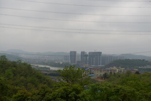 山间远眺城市高楼景观