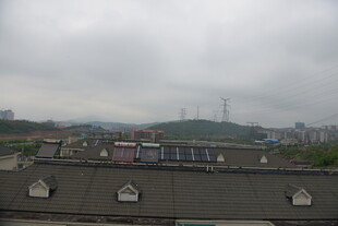 屋顶视角下的城市与远山