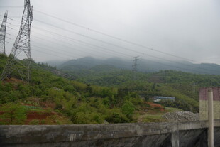 山间输电塔景观