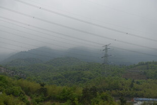 山间雾霭中的输电线路