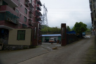 老旧街道旁的居民楼建筑
