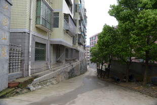 老旧居民楼旁的狭窄小路
