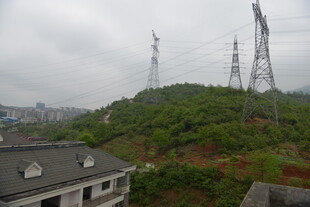 山间输电塔与民居景观