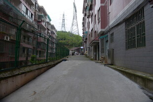 狭窄老旧街道巷弄景象