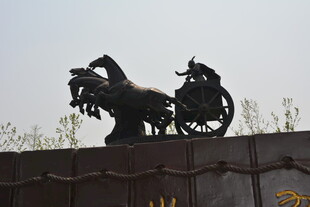 古代战车雕塑
