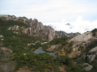 山间湖泊美景