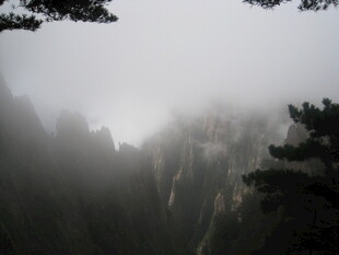 云雾缭绕的壮丽山峰