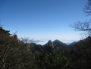 山峦蓝天景致