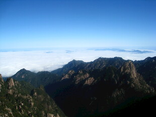 高山云海壮丽自然景观