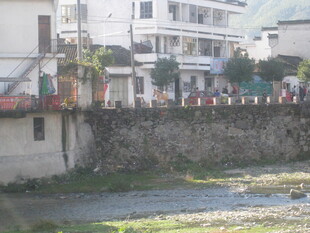 河边城镇风景