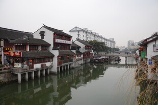 江南水乡古街临河景致