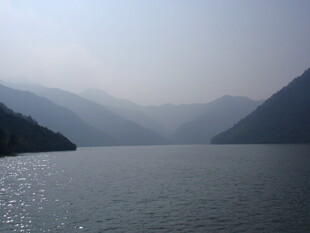 宁静山水间湖泊美景