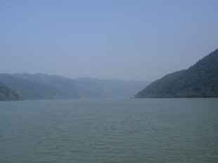 宁静山水间的辽阔湖面