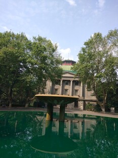 古典建筑旁的静谧绿水