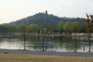 湖畔春景 远山近水相映