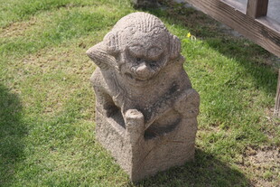 户外石制小怪兽雕塑