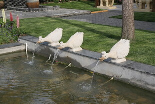 户外水景边的创意流水装置