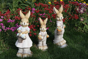 花园中的可爱兔子雕像