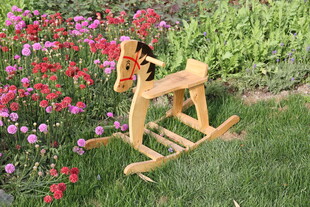 花园中的木制小鹿摇椅
