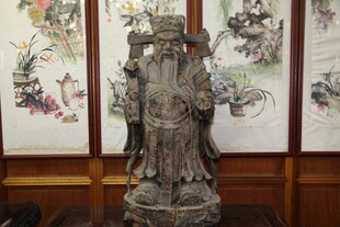 中式古典青铜雕像