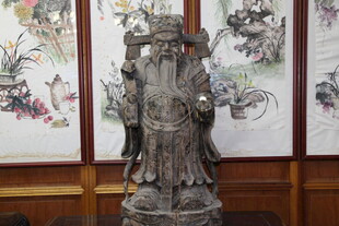 中式木雕人物摆件