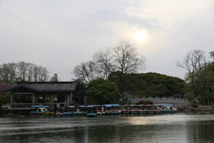 湖畔停泊的船只与古朴建筑