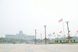 广场上的多国旗帜景观