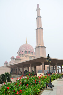 马来西亚清真寺前的花卉景观