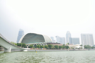 城市河畔独特建筑景观