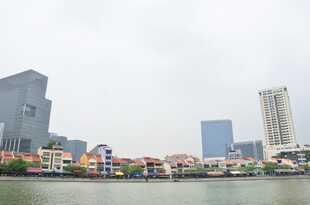 河畔多彩建筑与现代高楼