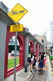 新加坡街道行人与特色路牌