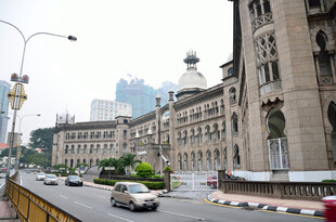 城市街道旁的古老建筑