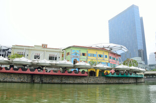 河畔多彩建筑与现代高楼