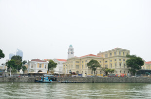 河畔欧式建筑风景