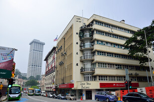 城市街道旁的多层建筑