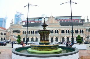 城市广场中的精美喷泉景观