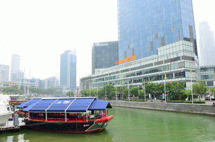 河畔船只与现代建筑景观