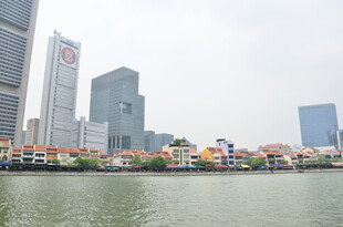 河畔都市高楼景观