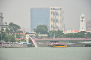 新加坡河畔城市景观