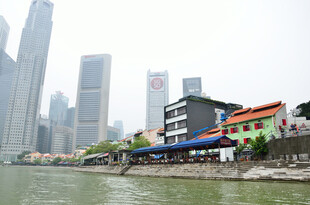 河畔城市风景 多彩建筑