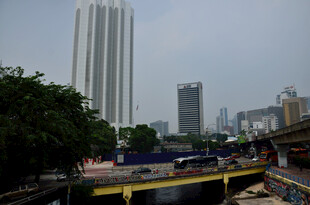 城市河畔与高楼景观