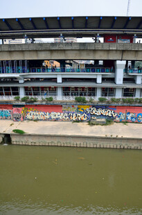 河畔多彩建筑景观