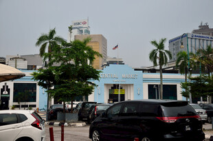 蓝墙建筑旁的停车场景