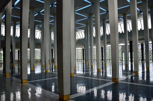 现代室内高大立柱空间