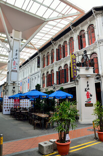 新加坡传统建筑下的户外场景