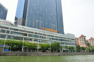 河畔高楼与多彩建筑景观