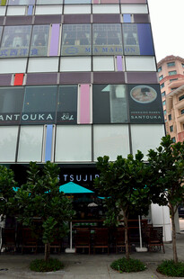 现代多彩玻璃幕墙商业建筑