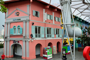 粉色复古风建筑外观