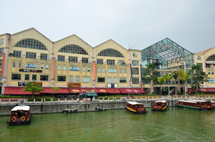 河畔多彩建筑与游船景观