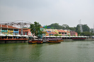 河畔多彩船只停靠景观